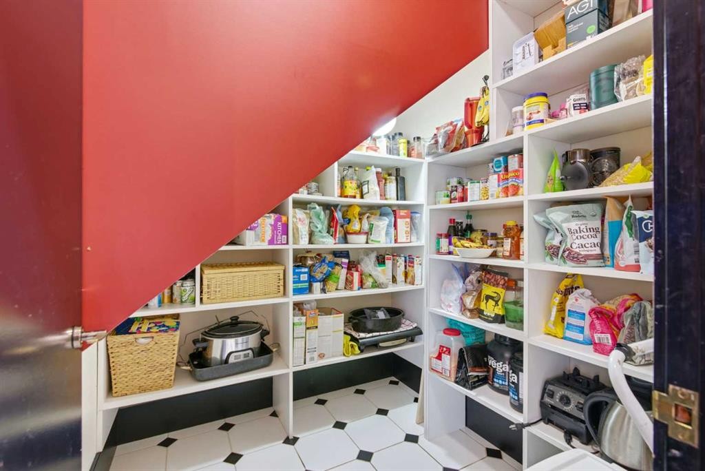 64 Patterson Mews Sw, Calgary, AB - Indoor