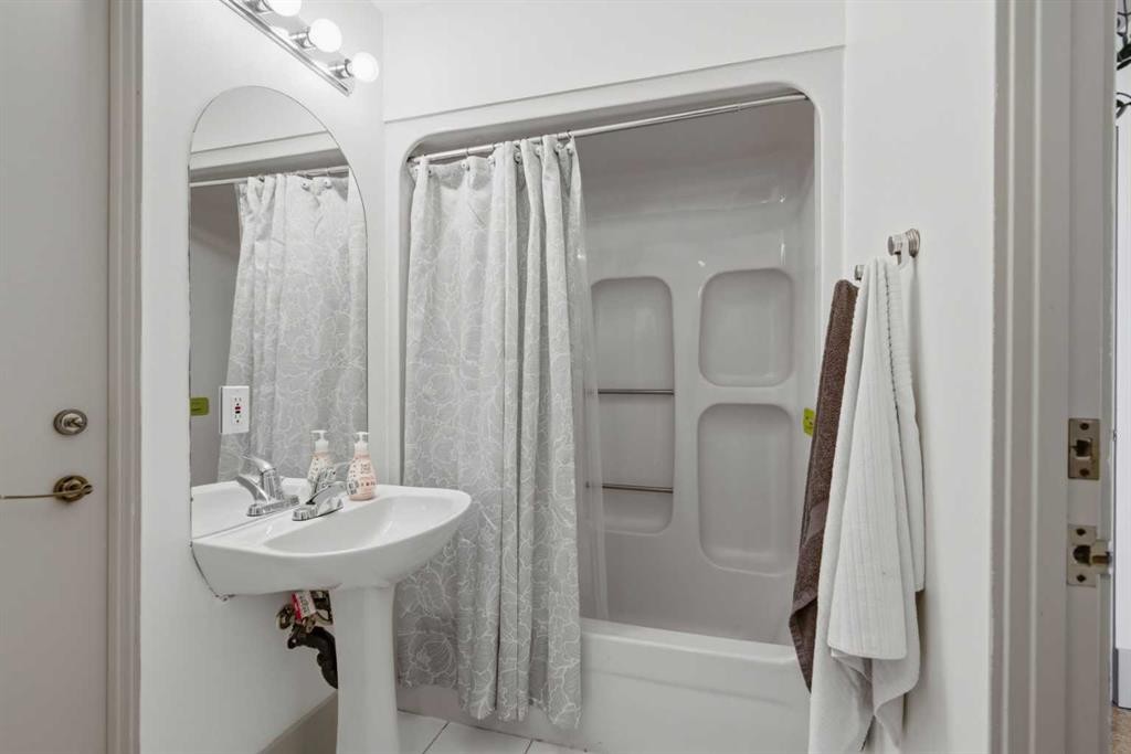 64 Patterson Mews Sw, Calgary, AB - Indoor Photo Showing Bathroom