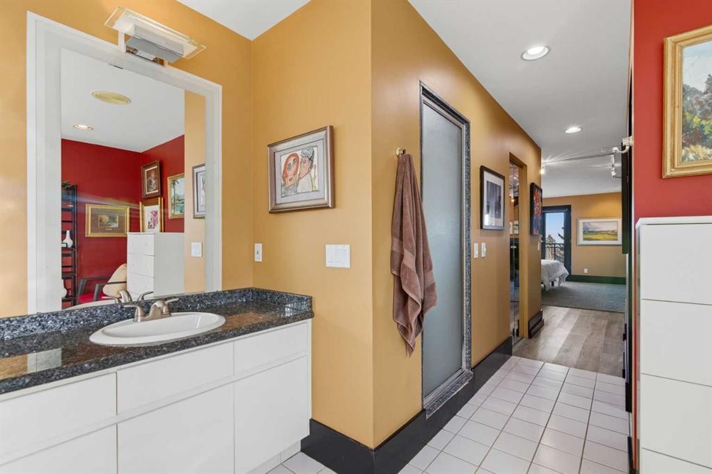 64 Patterson Mews Sw, Calgary, AB - Indoor Photo Showing Bathroom