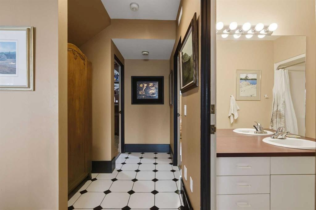 64 Patterson Mews Sw, Calgary, AB - Indoor Photo Showing Bathroom