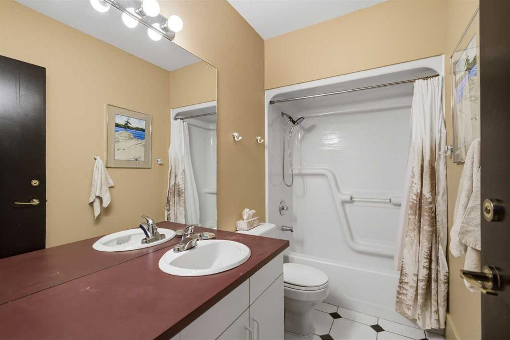 64 Patterson Mews Sw, Calgary, AB - Indoor Photo Showing Bathroom