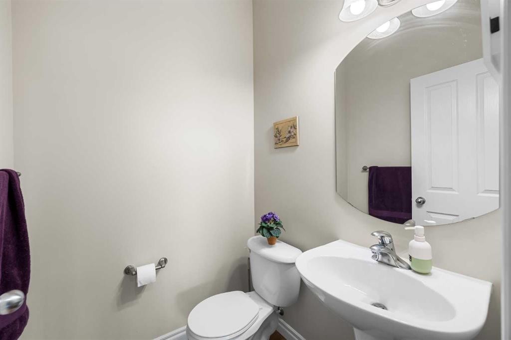 107 Panatella Close Nw, Calgary, AB - Indoor Photo Showing Bathroom