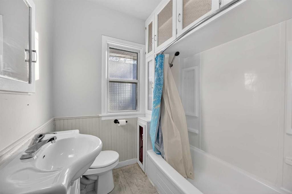 2158 22 Avenue, Didsbury, AB - Indoor Photo Showing Bathroom