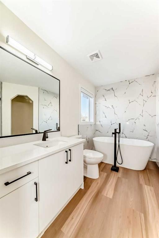 936 Cranston Drive Se, Calgary, AB - Indoor Photo Showing Bathroom