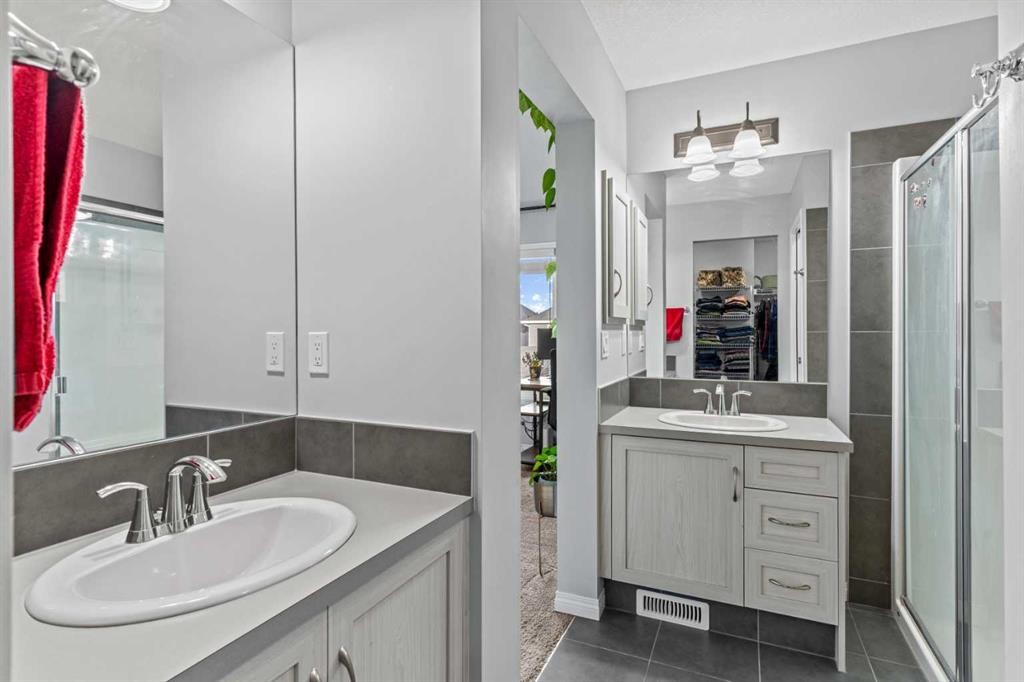 74 Legacy Glen Common Se, Calgary, AB - Indoor Photo Showing Bathroom