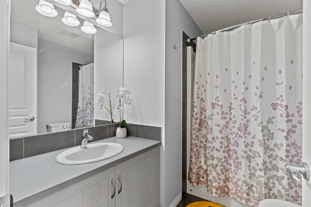74 Legacy Glen Common Se, Calgary, AB - Indoor Photo Showing Bathroom
