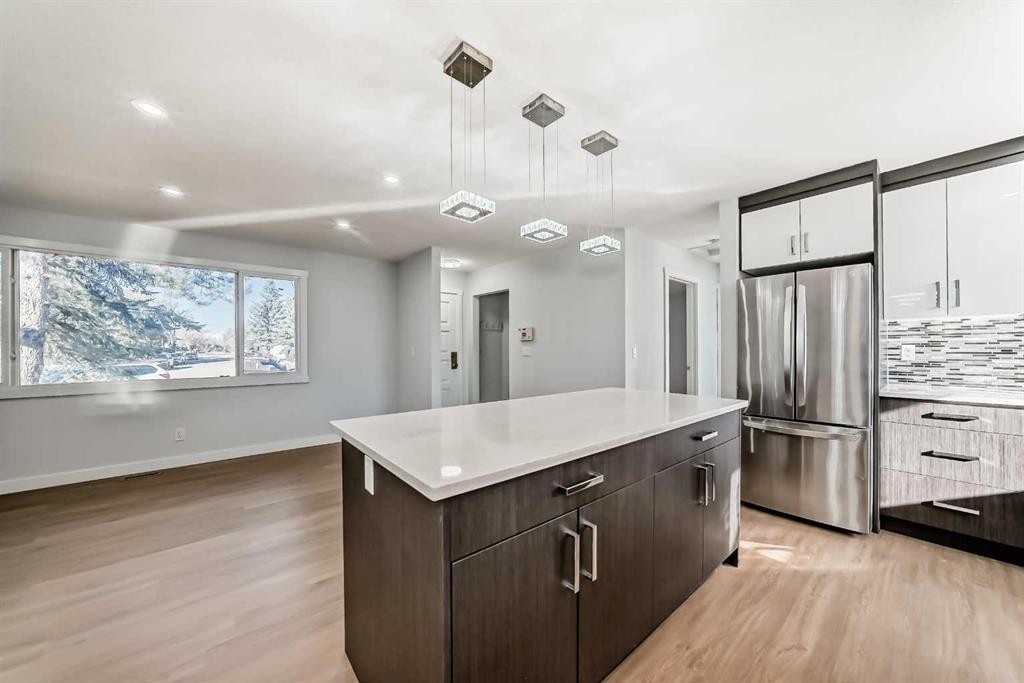 207 Pinecliff Way Ne, Calgary, AB - Indoor Photo Showing Kitchen With Upgraded Kitchen