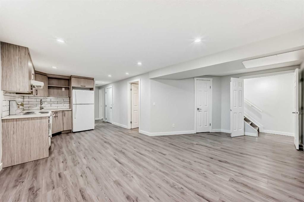 207 Pinecliff Way Ne, Calgary, AB - Indoor Photo Showing Kitchen
