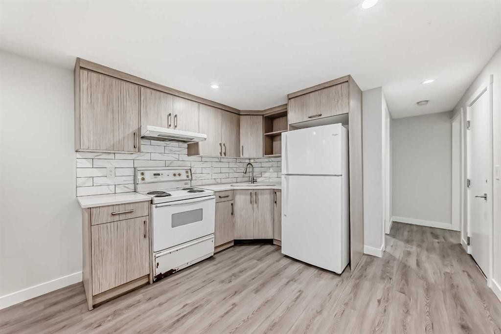 207 Pinecliff Way Ne, Calgary, AB - Indoor Photo Showing Kitchen