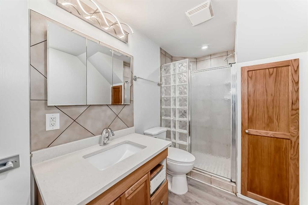 207 Pinecliff Way Ne, Calgary, AB - Indoor Photo Showing Bathroom