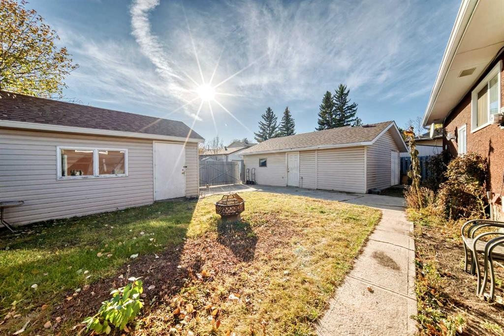 207 Pinecliff Way Ne, Calgary, AB - Outdoor With Exterior