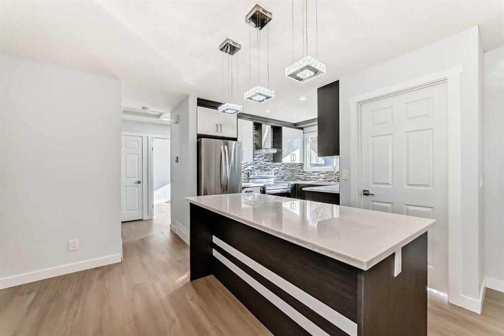 207 Pinecliff Way Ne, Calgary, AB - Indoor Photo Showing Kitchen With Upgraded Kitchen