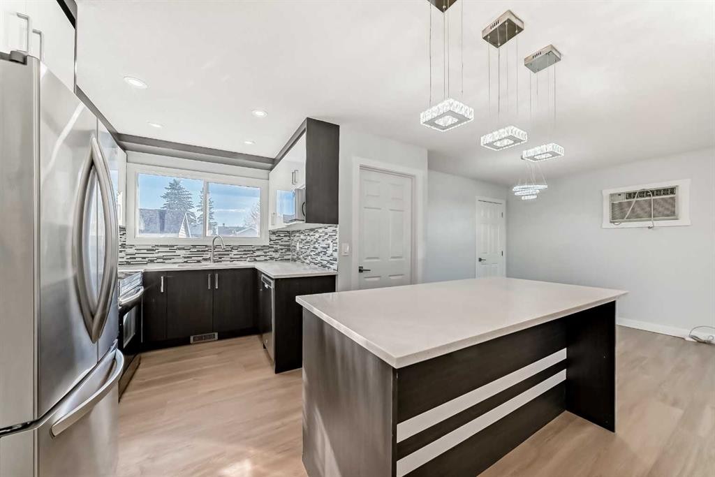 207 Pinecliff Way Ne, Calgary, AB - Indoor Photo Showing Kitchen With Upgraded Kitchen