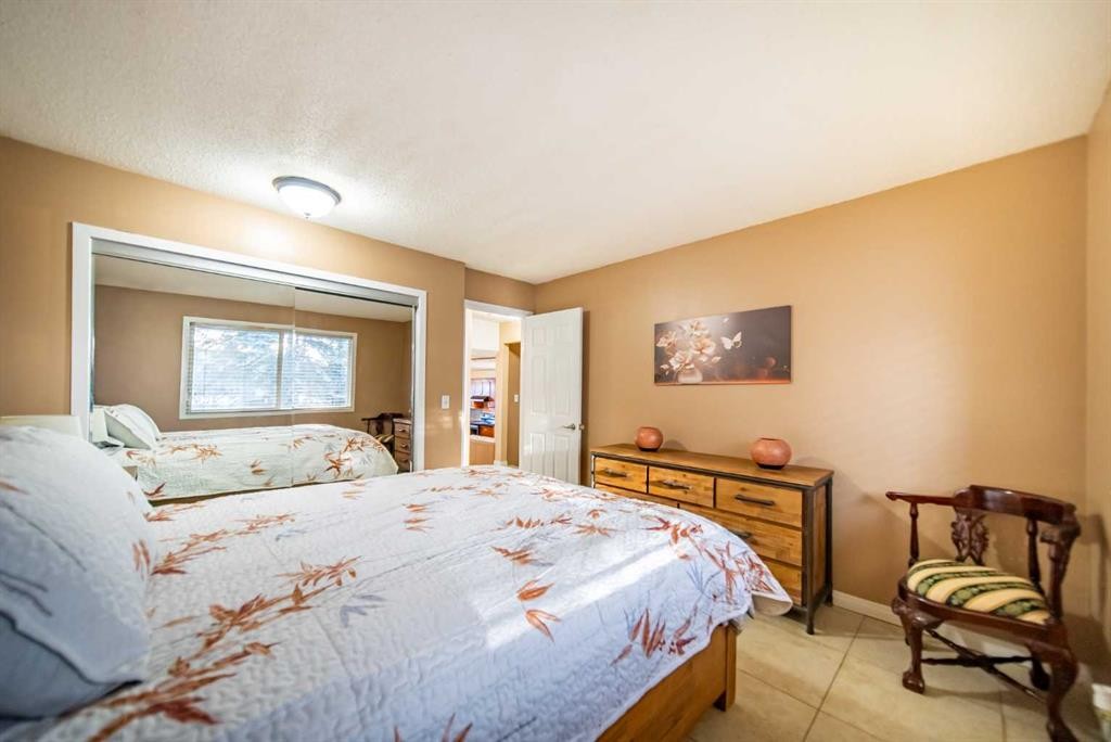 959 Ranchview Crescent Nw, Calgary, AB - Indoor Photo Showing Bedroom