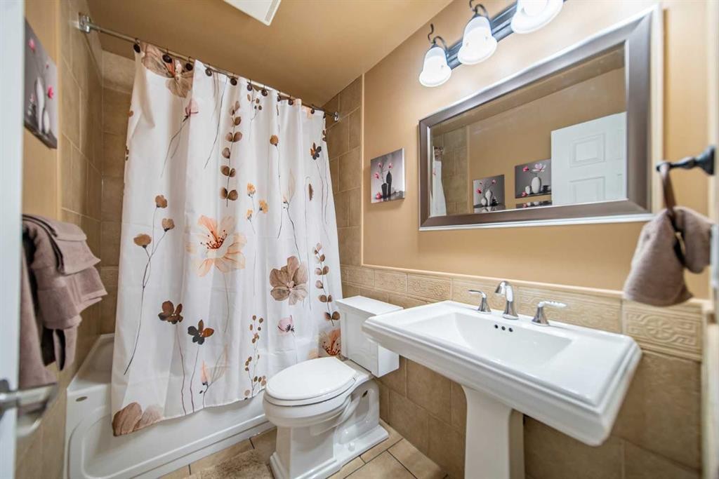 959 Ranchview Crescent Nw, Calgary, AB - Indoor Photo Showing Bathroom