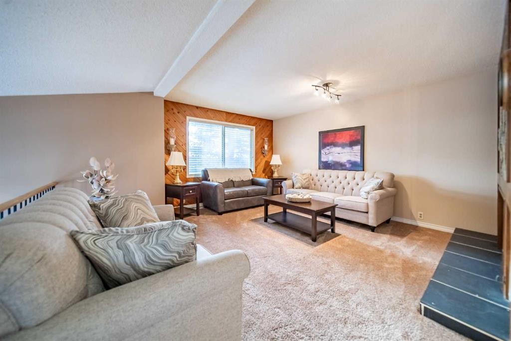 959 Ranchview Crescent Nw, Calgary, AB - Indoor Photo Showing Living Room
