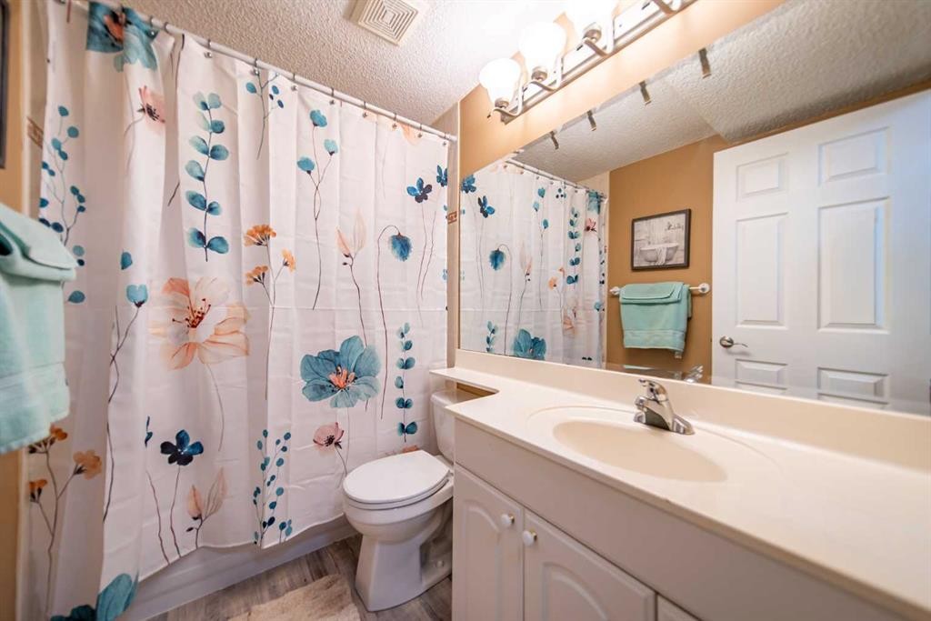959 Ranchview Crescent Nw, Calgary, AB - Indoor Photo Showing Bathroom