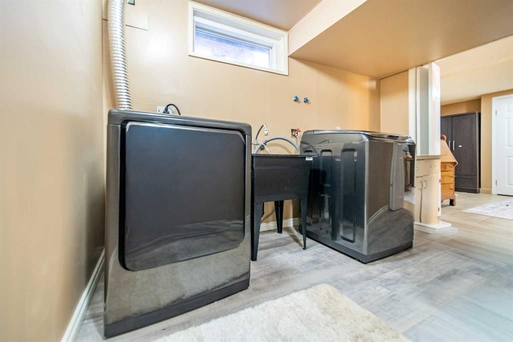 959 Ranchview Crescent Nw, Calgary, AB - Indoor Photo Showing Laundry Room