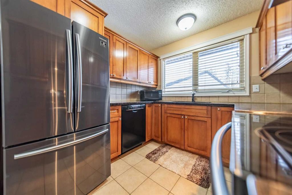 959 Ranchview Crescent Nw, Calgary, AB - Indoor Photo Showing Kitchen