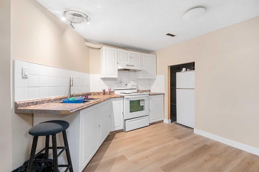 268 Madeira Place Ne, Calgary, AB - Indoor Photo Showing Kitchen