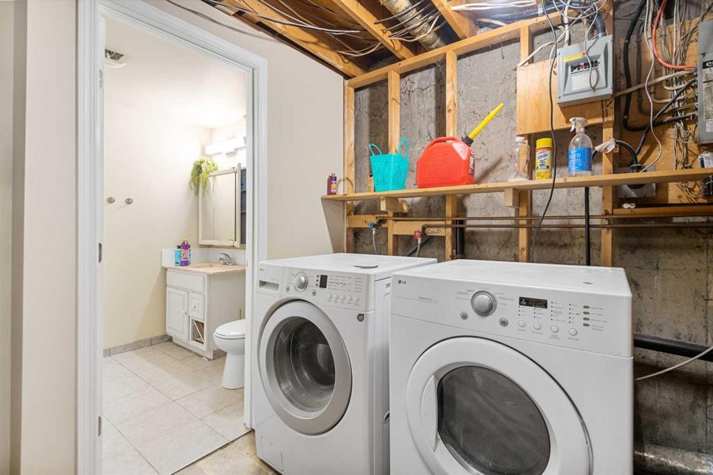268 Madeira Place Ne, Calgary, AB - Indoor Photo Showing Laundry Room