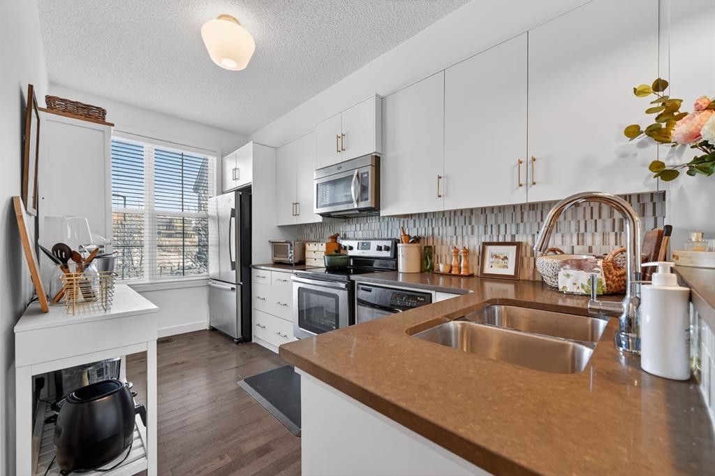235 Ascot Circle Sw, Calgary, AB - Indoor Photo Showing Kitchen With Stainless Steel Kitchen With Double Sink With Upgraded Kitchen