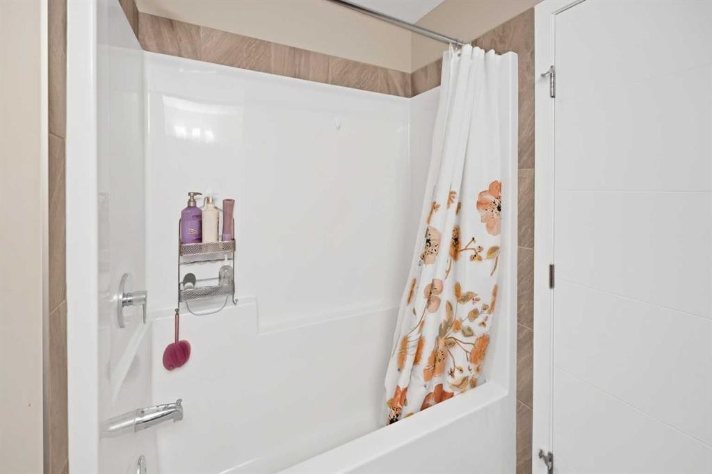 203-350 Redstone Ne, Calgary, AB - Indoor Photo Showing Bathroom