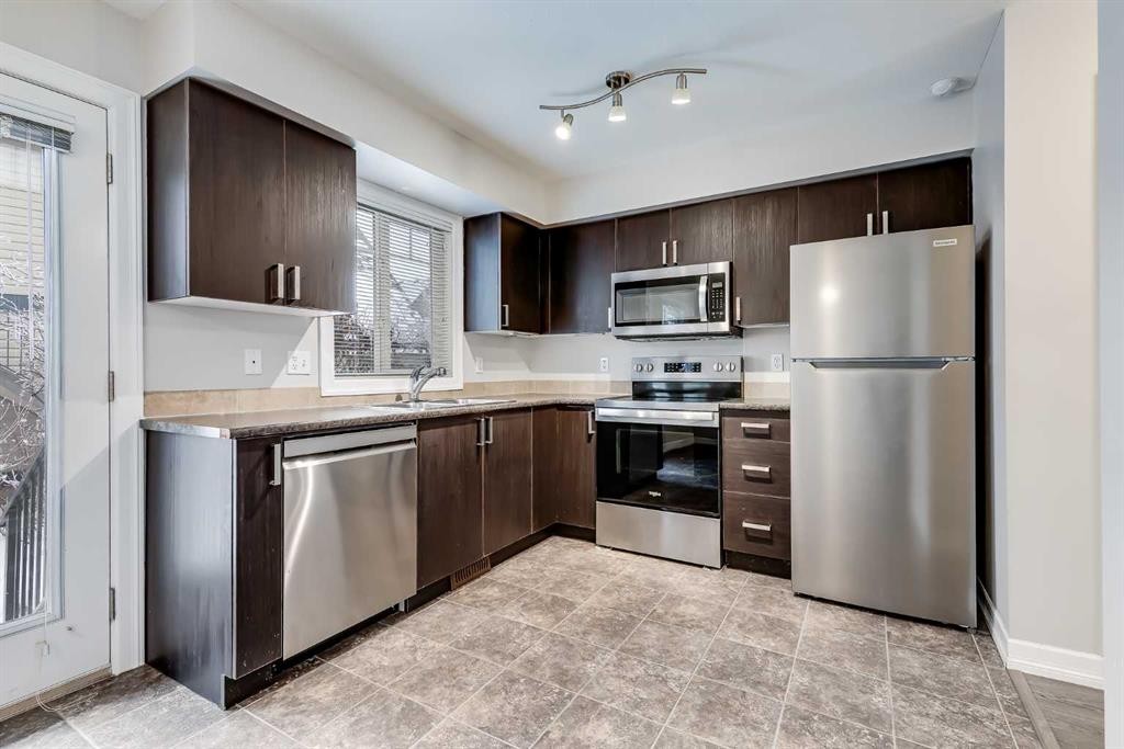 509-121 Copperpond Common Se, Calgary, AB - Indoor Photo Showing Kitchen With Stainless Steel Kitchen With Double Sink