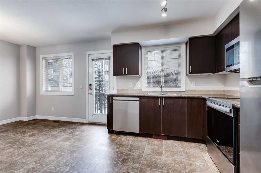 509-121 Copperpond Common Se, Calgary, AB - Indoor Photo Showing Kitchen