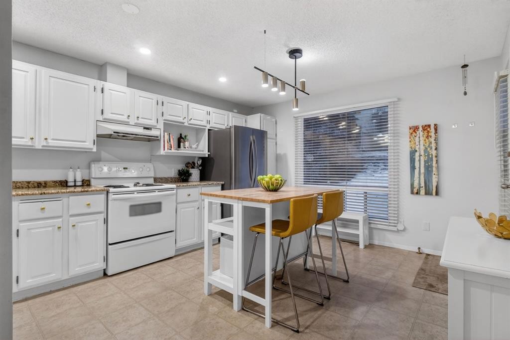 643 Strathcona Drive Sw, Calgary, AB - Indoor Photo Showing Kitchen
