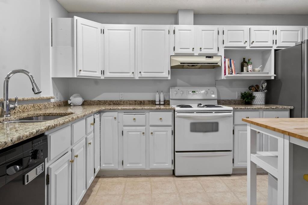 643 Strathcona Drive Sw, Calgary, AB - Indoor Photo Showing Kitchen