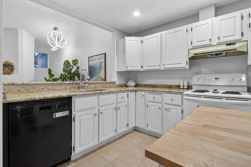 643 Strathcona Drive Sw, Calgary, AB - Indoor Photo Showing Kitchen
