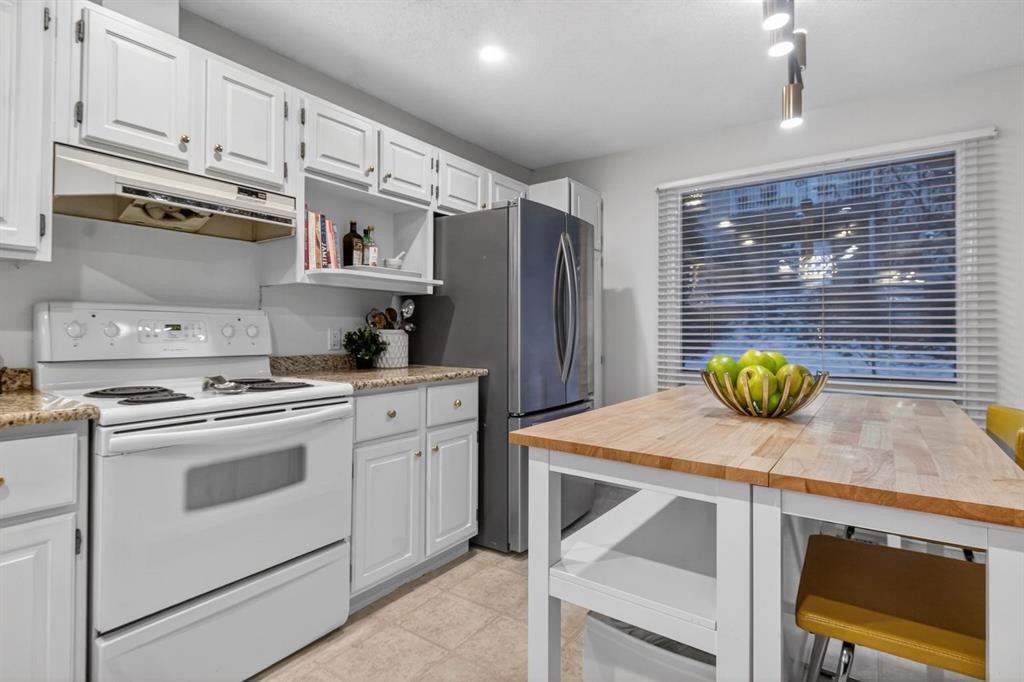 643 Strathcona Drive Sw, Calgary, AB - Indoor Photo Showing Kitchen