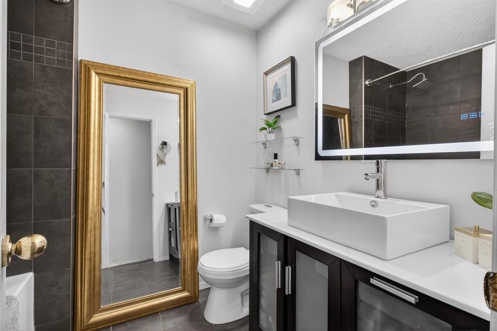 643 Strathcona Drive Sw, Calgary, AB - Indoor Photo Showing Bathroom