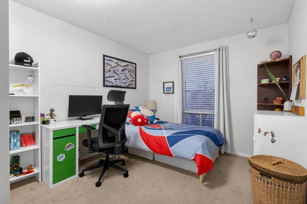 643 Strathcona Drive Sw, Calgary, AB - Indoor Photo Showing Bedroom