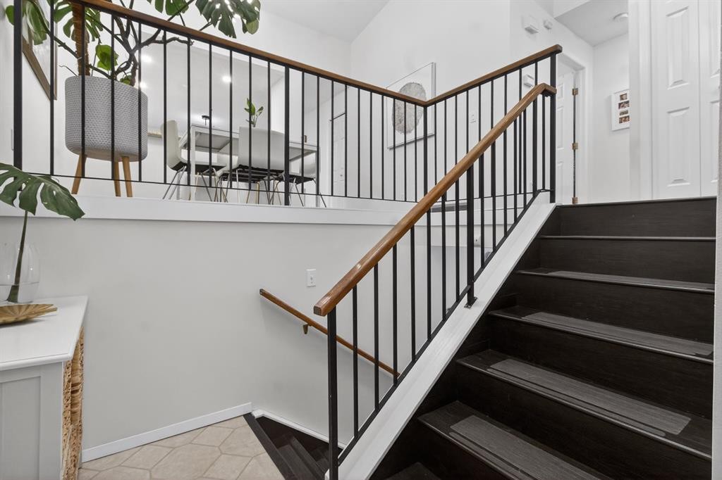 643 Strathcona Drive Sw, Calgary, AB - Indoor Photo Showing Other Room