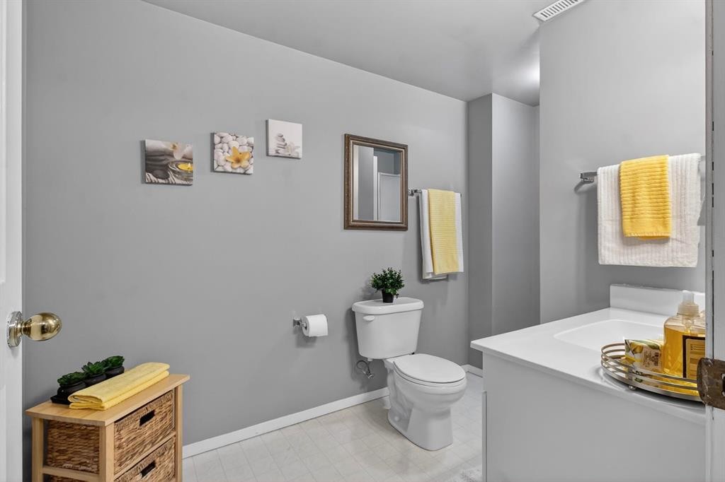 643 Strathcona Drive Sw, Calgary, AB - Indoor Photo Showing Bathroom