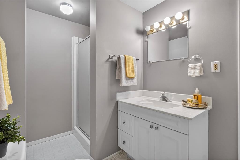 643 Strathcona Drive Sw, Calgary, AB - Indoor Photo Showing Bathroom