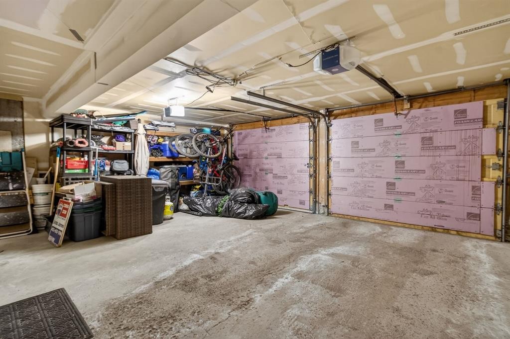 643 Strathcona Drive Sw, Calgary, AB - Indoor Photo Showing Garage
