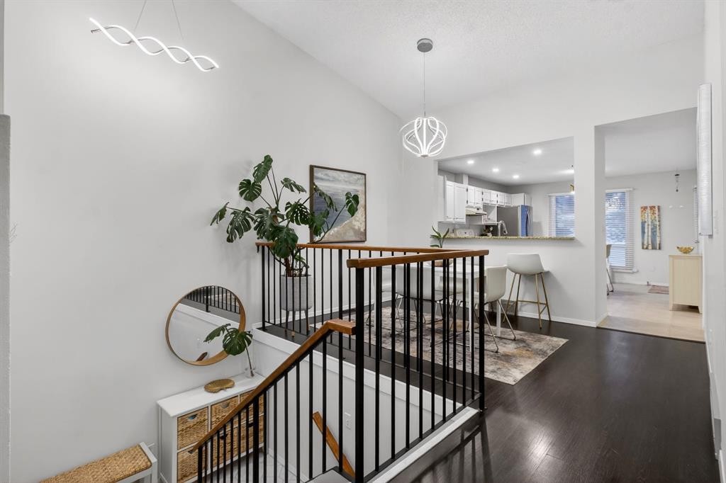 643 Strathcona Drive Sw, Calgary, AB - Indoor Photo Showing Other Room