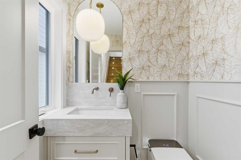1739 48 Avenue Sw, Calgary, AB - Indoor Photo Showing Bathroom
