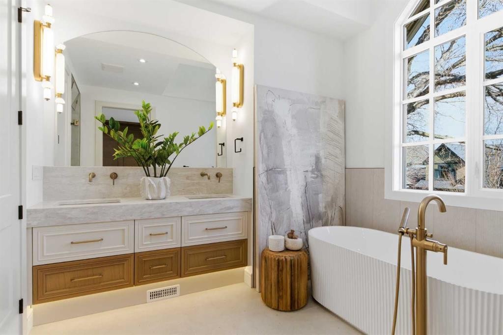 1739 48 Avenue Sw, Calgary, AB - Indoor Photo Showing Bathroom