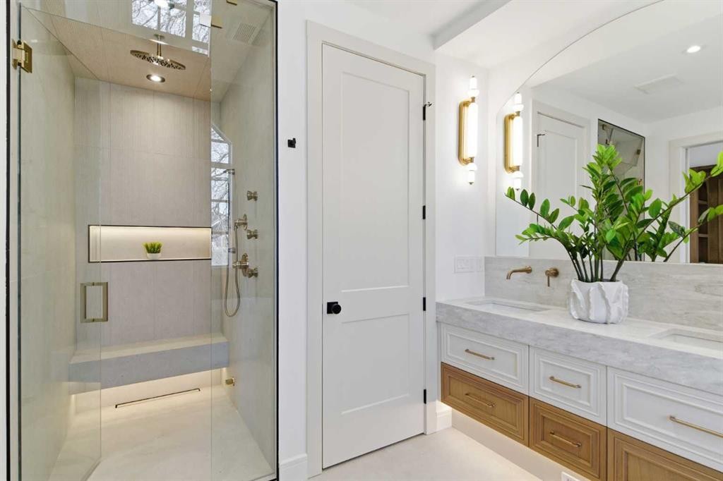 1739 48 Avenue Sw, Calgary, AB - Indoor Photo Showing Bathroom