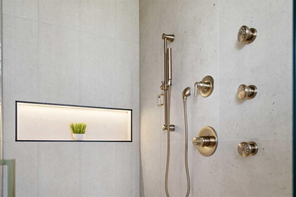 1739 48 Avenue Sw, Calgary, AB - Indoor Photo Showing Bathroom