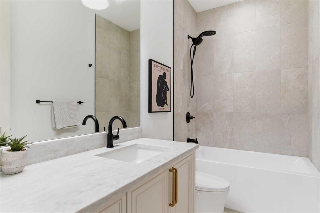 1739 48 Avenue Sw, Calgary, AB - Indoor Photo Showing Bathroom