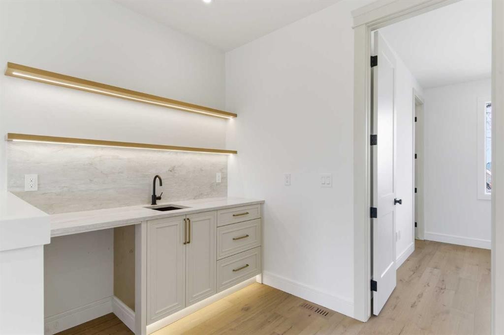1739 48 Avenue Sw, Calgary, AB - Indoor Photo Showing Other Room