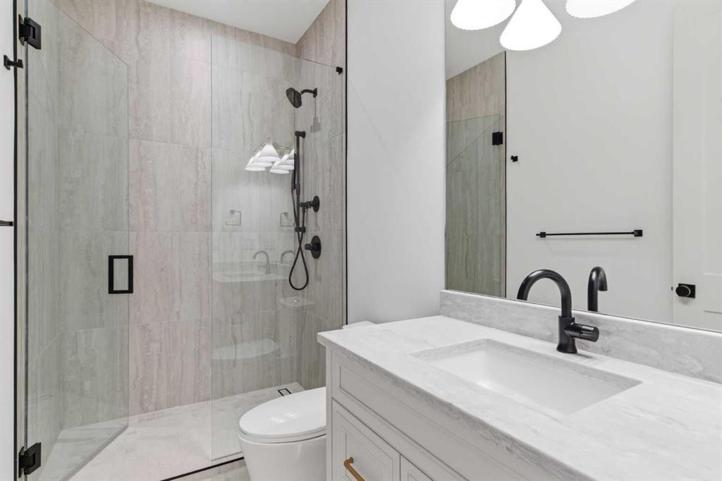 1739 48 Avenue Sw, Calgary, AB - Indoor Photo Showing Bathroom