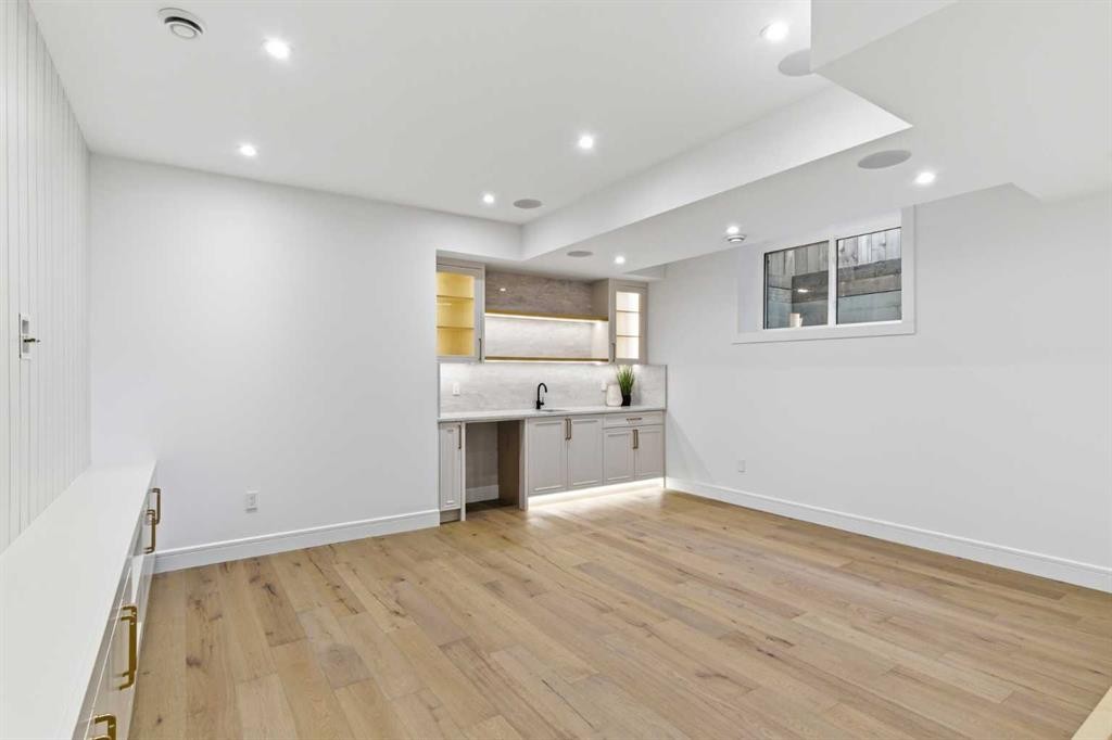 1739 48 Avenue Sw, Calgary, AB - Indoor Photo Showing Other Room
