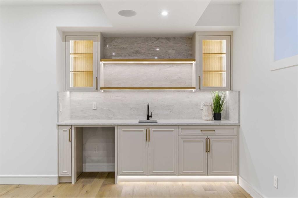 1739 48 Avenue Sw, Calgary, AB - Indoor Photo Showing Other Room