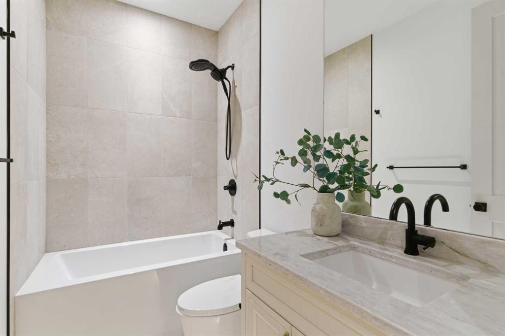 1739 48 Avenue Sw, Calgary, AB - Indoor Photo Showing Bathroom